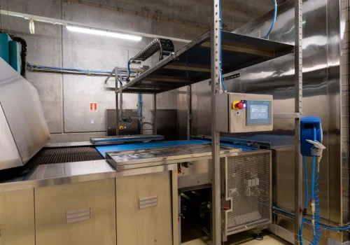 Conveior și dozator- Iesire din dospitor – dozator condimente – intrare in cuptor